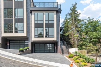 135 Old Palisade Rd, Fort Lee, NJ 07024