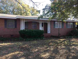 210 E Peter St, Cochran, GA 31014