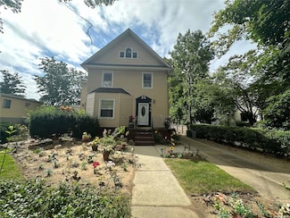 44 Sherman St Unit 2nd Fl, Lynbrook, NY 11563