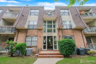 402 Hidden Village Dr, Perth Amboy, NJ 08861