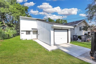1356 E 17th Ct, Des Moines, IA 50316