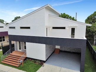 16 Homerun Ln, Metairie, LA 70003