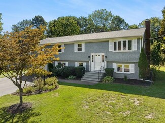 11 Briarwood Dr, Taunton, MA 02780