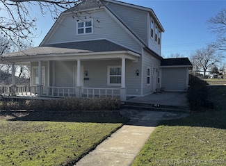 229 W Delaware Ave, Nowata, OK 74048