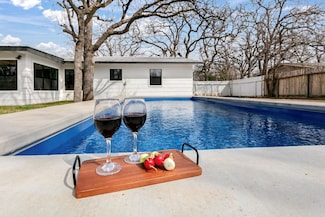 1201 Crenwelge Dr, Fredericksburg, TX 78624