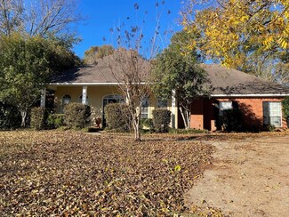439 Garden Grove St, Vicksburg, MS 39180