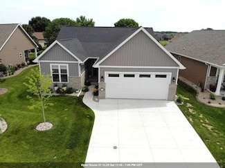 909 Clover Ct, Menasha, WI 54952