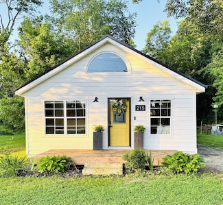 215 W College St, Bradford, TN 38316