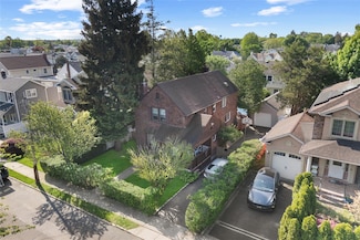 18 Willow St, Roslyn Heights, NY 11577