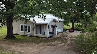 305 E Klan St, Paris, AR 72855