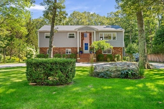 50 Runnymeade Dr, East Hampton, NY 11937