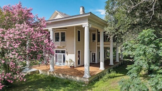 124 N Hamilton St, Gonzales, TX 78629