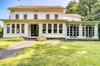 15 W Main St, Upton, MA 01568