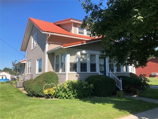 909 S 8th Ave, Vinton, IA 52349