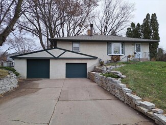 2215 Shawnee Dr, Saint Paul, MN 55109