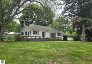 425 Wright St, Breckenridge, MI 48615