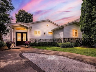 7660 Barnsbury Dr, West Bloomfield, MI 48324