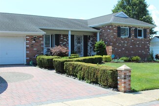 6 Winter Ln, Amityville, NY 11701