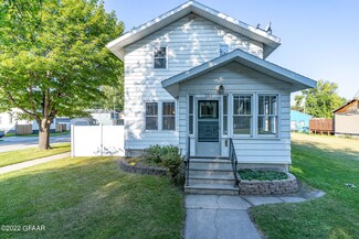 324 Cottonwood St, Grand Forks, ND 58201