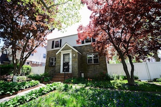 178-6 69th Ave, Fresh Meadows, NY 11365