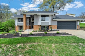 15261 Springrun Dr, Chesterfield, MO 63017