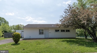 2 Edgewood Ln, Levittown, PA 19054