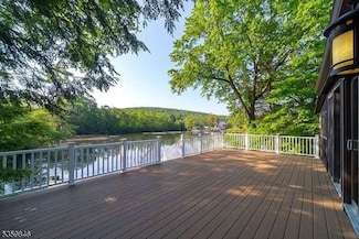 4 Island Trail, Hewitt, NJ 07421