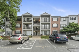 82 Fisher Dr, Franklin Park, NJ 08823