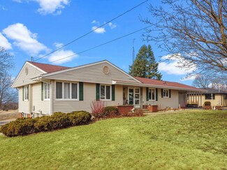 1306 Garfield St, Harvard, IL 60033