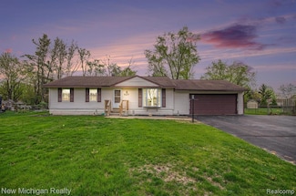 627 Los Arboles Dr, Wolverine Lake, MI 48390