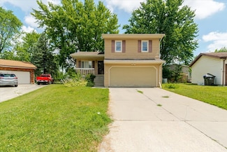6 Starlight Ct, Bloomington, IL 61704
