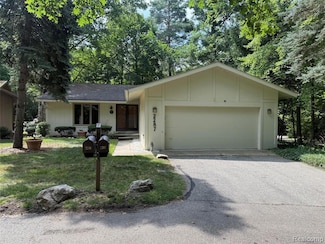 2287 Forest Glen, West Bloomfield, MI 48324