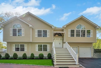 10 12th St, East Hampton, NY 11937