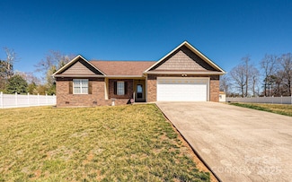 9027 McCray Farms Dr, Hickory, NC 28601