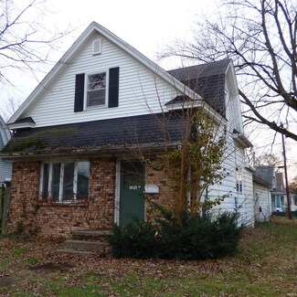 1201 S Twyckenham Dr, South Bend, IN 46615