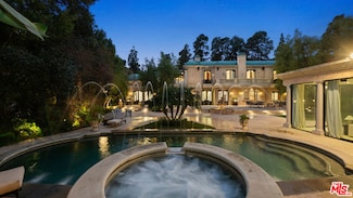 1021 N Crescent Dr, Beverly Hills, CA 90210