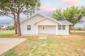 128 W Crockett St, Floydada, TX 79235