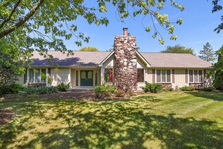 2 Cambridge Dr, Hawthorn Woods, IL 60047