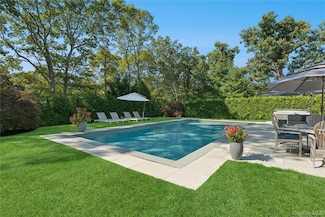 13 Sherwood Rd, Hampton Bays, NY 11946