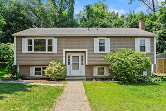 24 Lynn Ln, Southbridge, MA 01550
