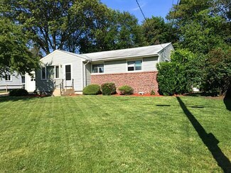 104 Ticonderoga Dr, Warwick, RI 02889