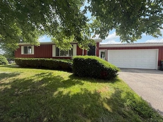 925 2nd St NW, Waukon, IA 52172