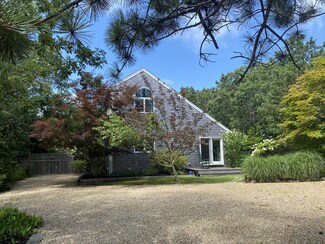 11 Sparrow Ln, Edgartown, MA 02539