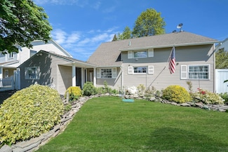 15 Thrush Ln, Levittown, NY 11756