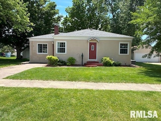 611 13th St, Dewitt, IA 52742