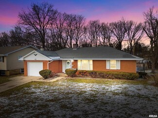 2711 W Castle Ct, Peoria, IL 61614