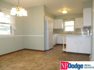 9812 P Cir, Omaha, NE 68127