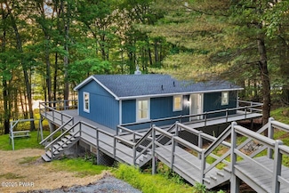 173 Water View Dr, Hawley, PA 18428
