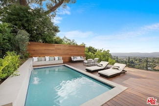 8620 Skyline Dr, Los Angeles, CA 90046