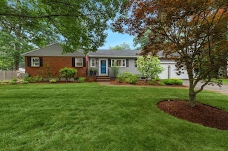 1 Sunset Dr, Medway, MA 02053